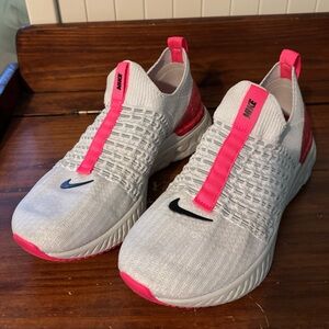 Nike Women’s React Phantom Run Flyknit 2